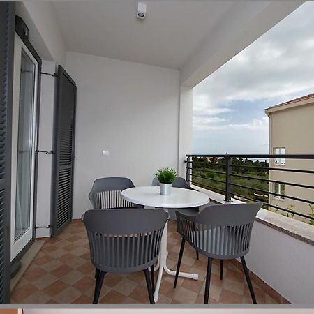 Ivmalu Apartments Tucepi Bagian luar foto