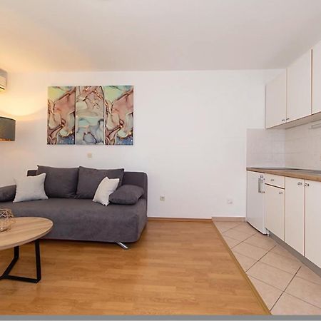 Ivmalu Apartments Tucepi Bagian luar foto