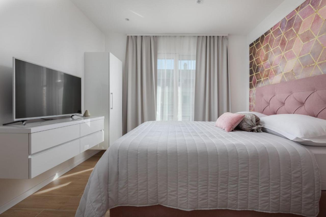 Ivmalu Apartments Tucepi Bagian luar foto