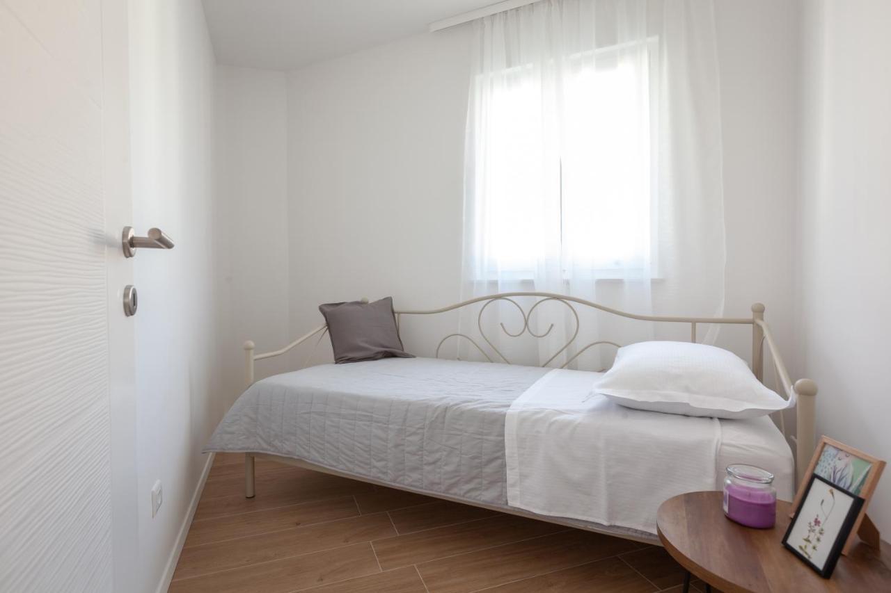 Ivmalu Apartments Tucepi Bagian luar foto
