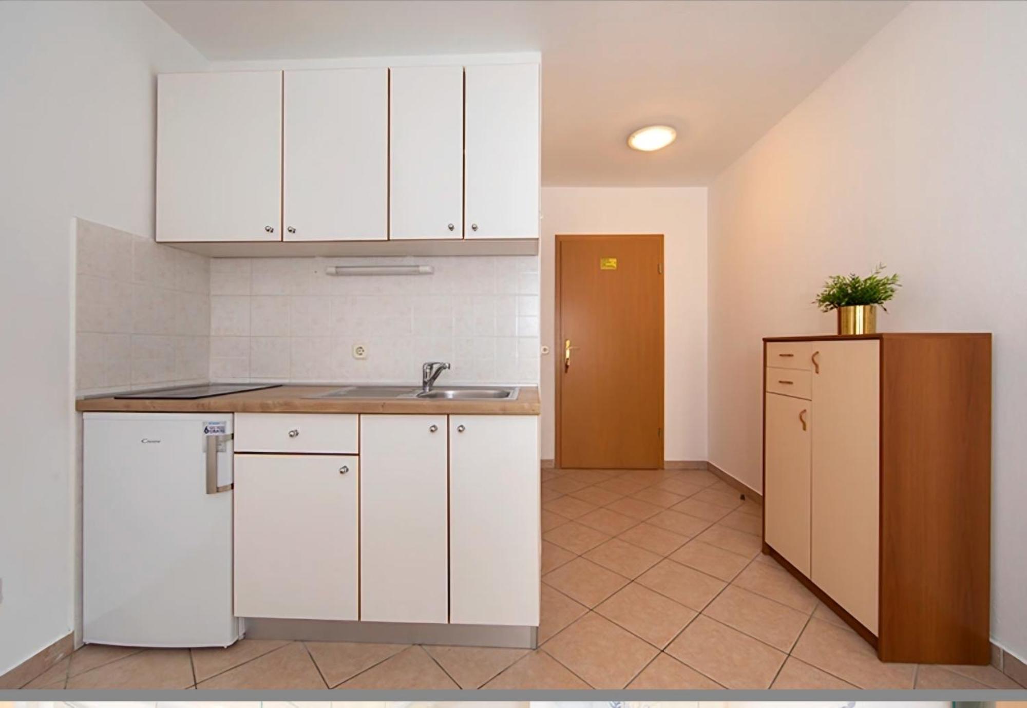 Ivmalu Apartments Tucepi Bagian luar foto