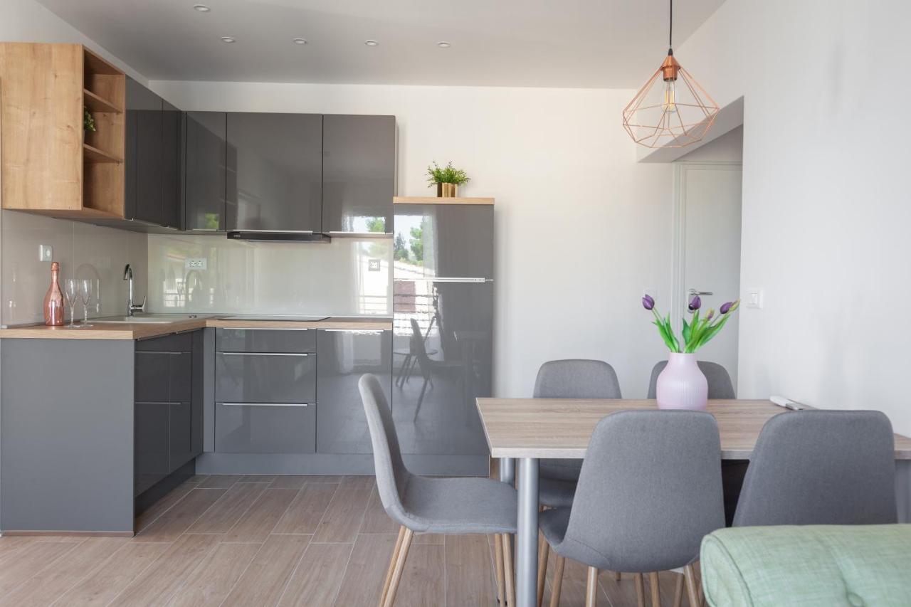 Ivmalu Apartments Tucepi Bagian luar foto